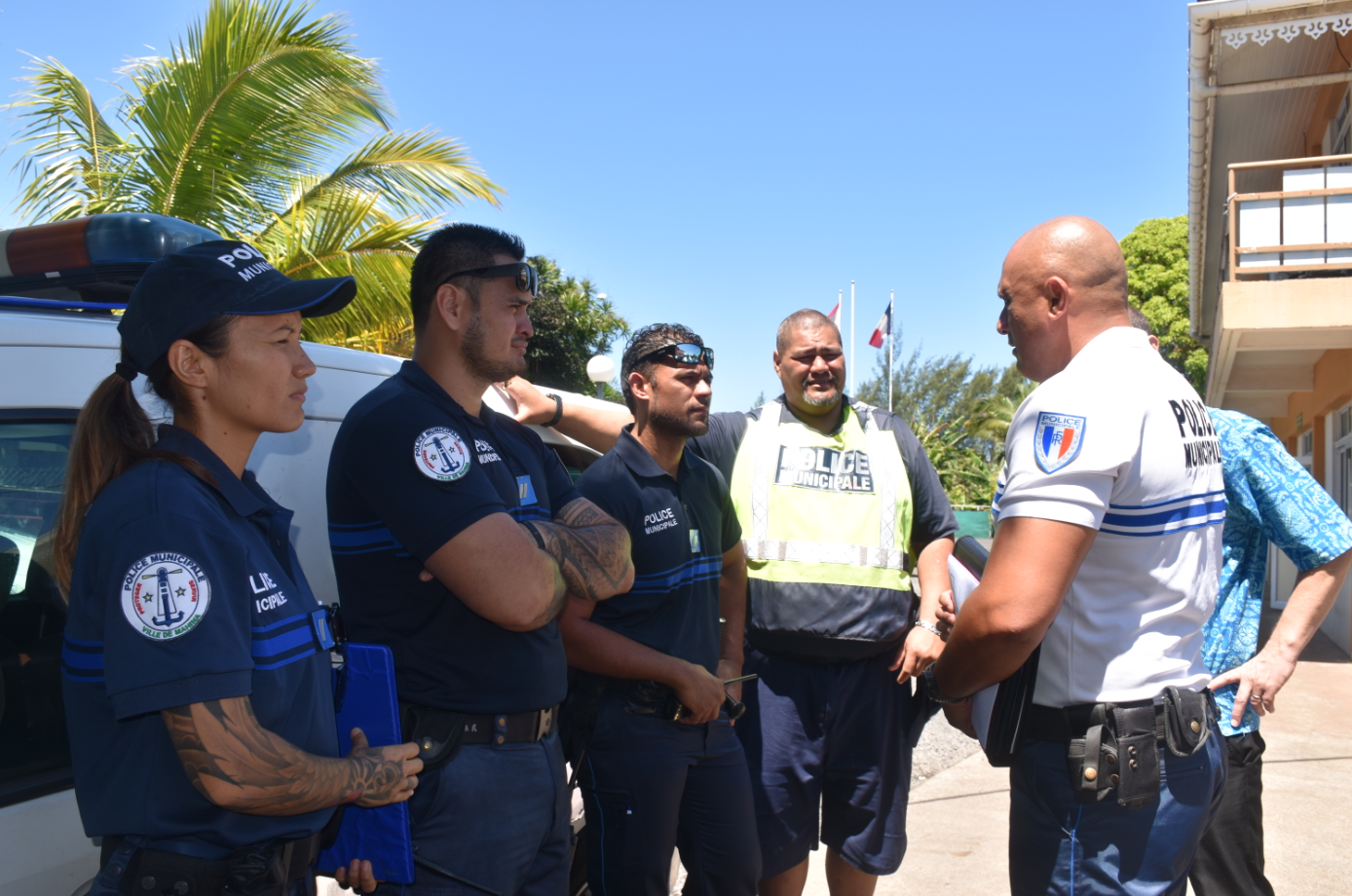 Mahina montre les crocs contre les chiens errants