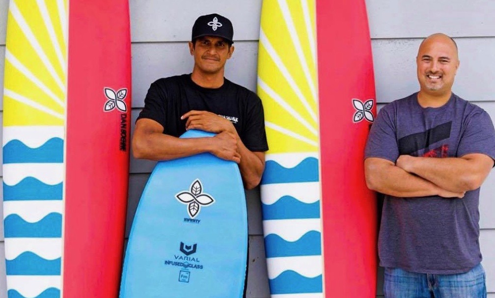 Tikanui Smith avec son shaper Dan Boehne