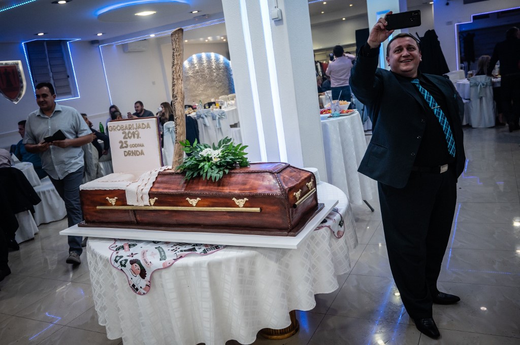 En Serbie, le bal des croque-morts