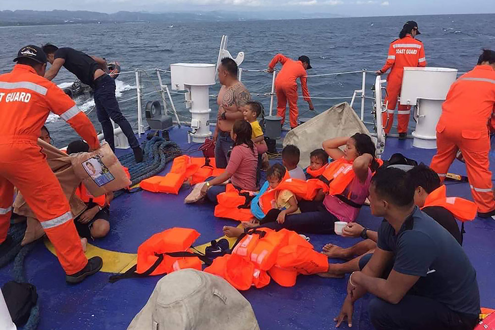 Philippines: opérations de secours lancées après le naufrage d'un ferry