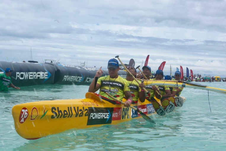 Shell Va'a sur la lignée d'arrivée de Bora Bora sur la plage de Matira.