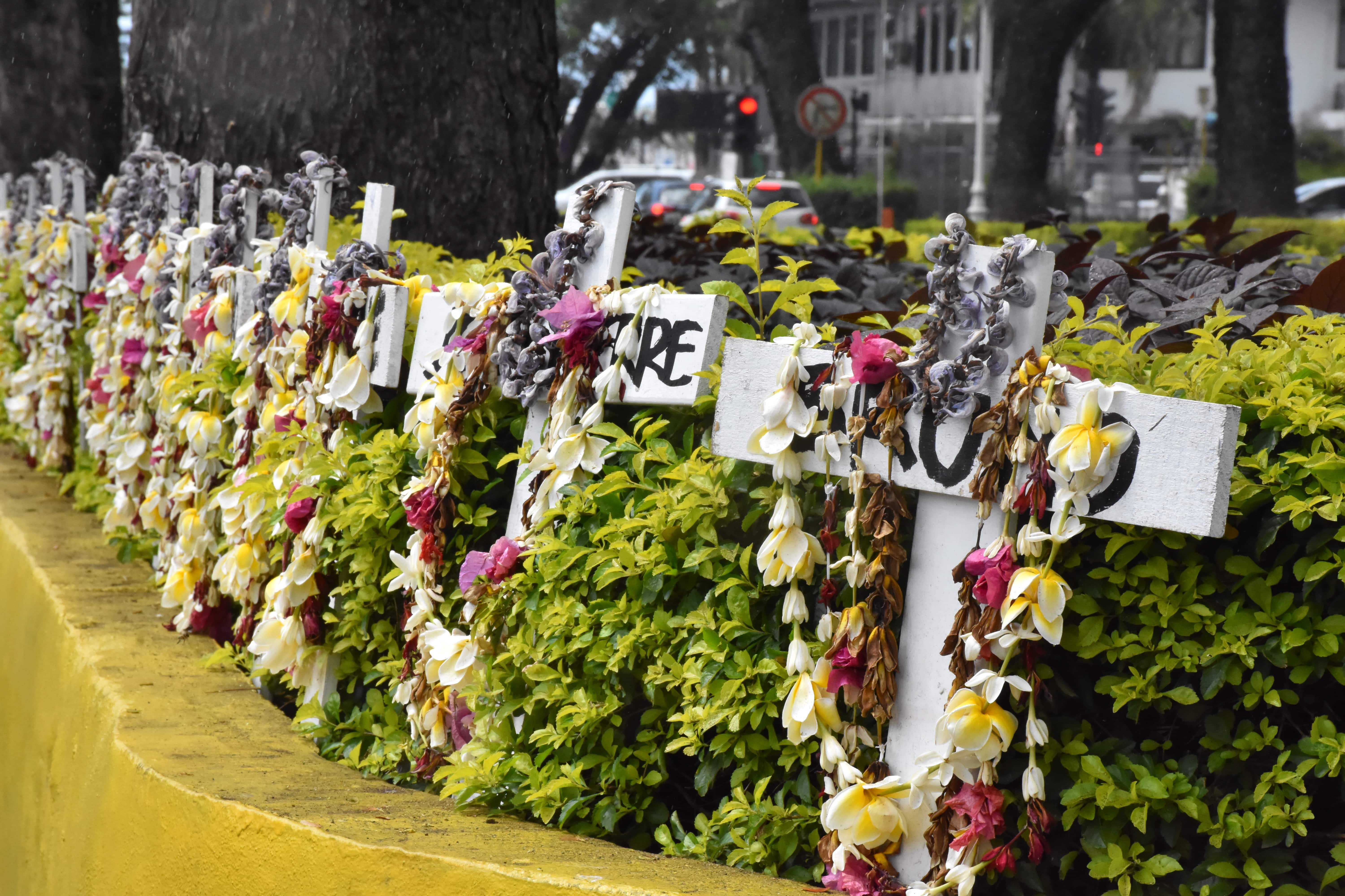 Lors du procès en première instance, les familles des victimes avaient déposé vingt croix à l'entrée du tribunal de Papeete.
