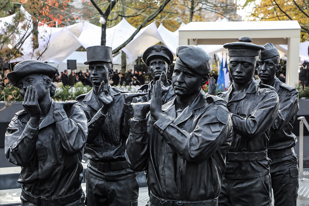 11 novembre: Macron rend hommage au "sacrifice suprême" des soldats morts en "Opex"