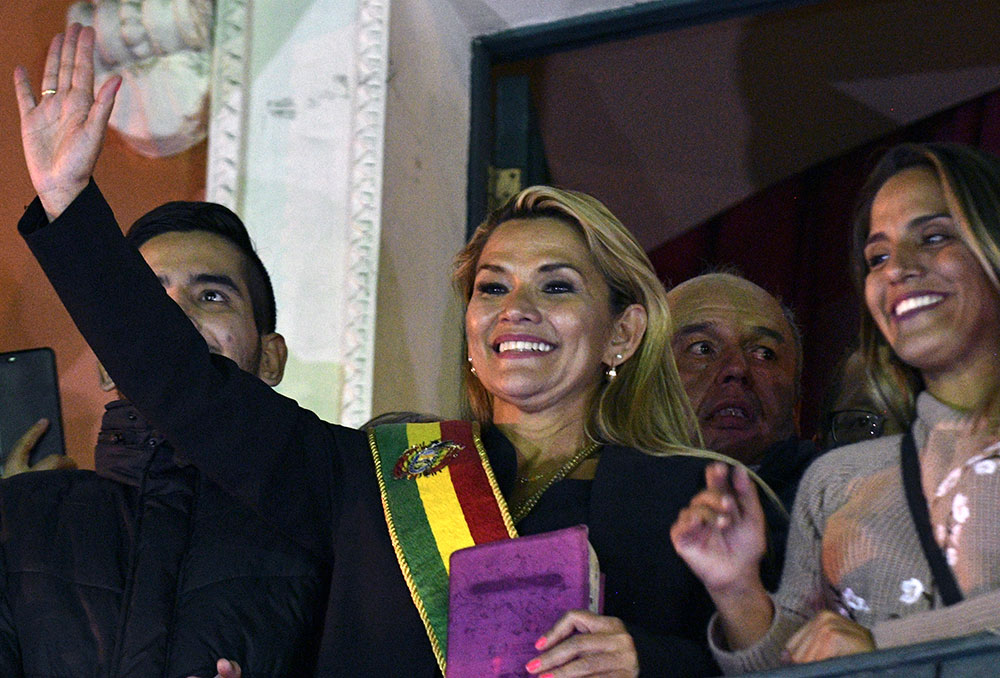 Bolivie: la sénatrice Añez présidente par intérim, Morales dénonce un "coup d'Etat"