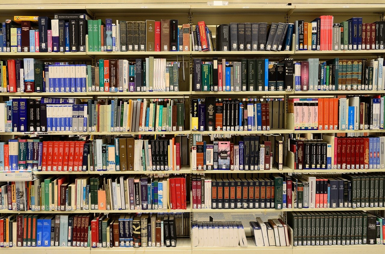 Dans une bibliothèque américaine, un mystérieux lecteur cache les livres critiquant Trump