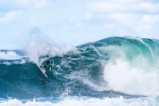 Une vague puissante pour un surfeur puissant