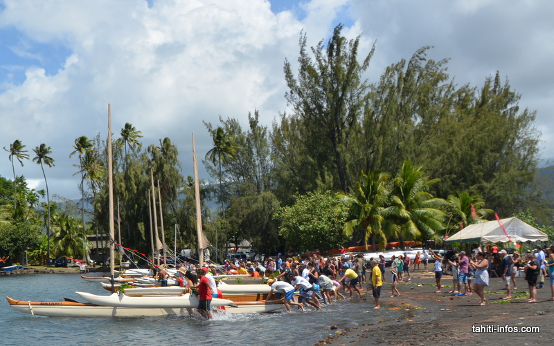 Le premier bain des pirogues. Les anciens Polynésiens immergeaient totalement les va'a.