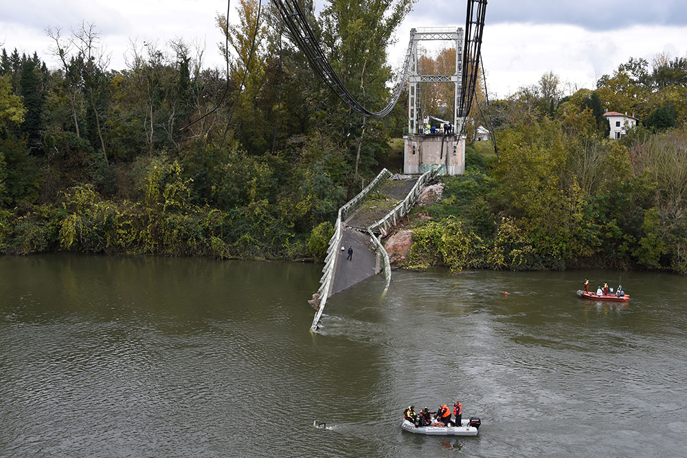 Pont effondré près de Toulouse: le camion et son chargement estimés à "plus de 40 tonnes"