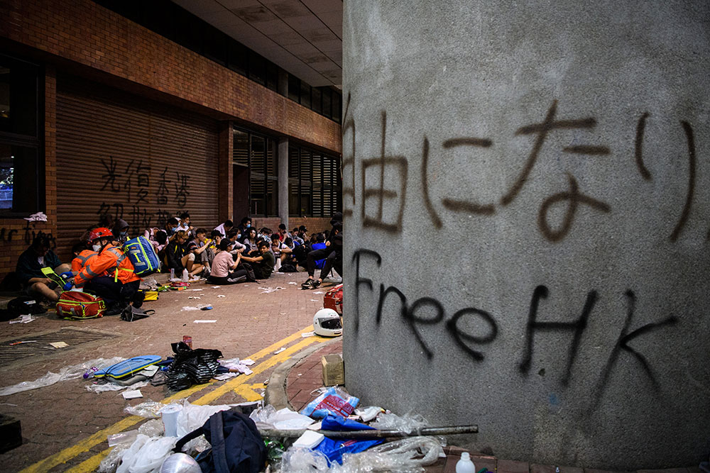 Hong Kong : les assiégés de la PolyU bravent les appels à se rendre