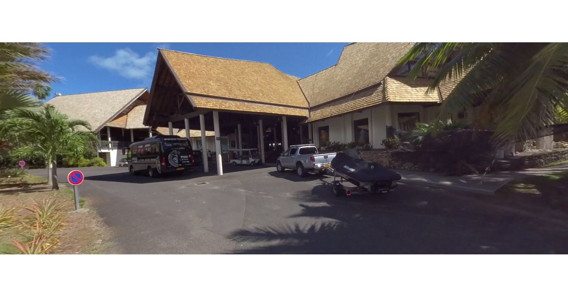 La tension était palpable ce mercredi aux abords de l'hôtel. La direction avait installé des barrières de sécurité à l'endroit même où les grévistes souhaitaient installer leur piquet de grève. (photo : Tahiti 360)