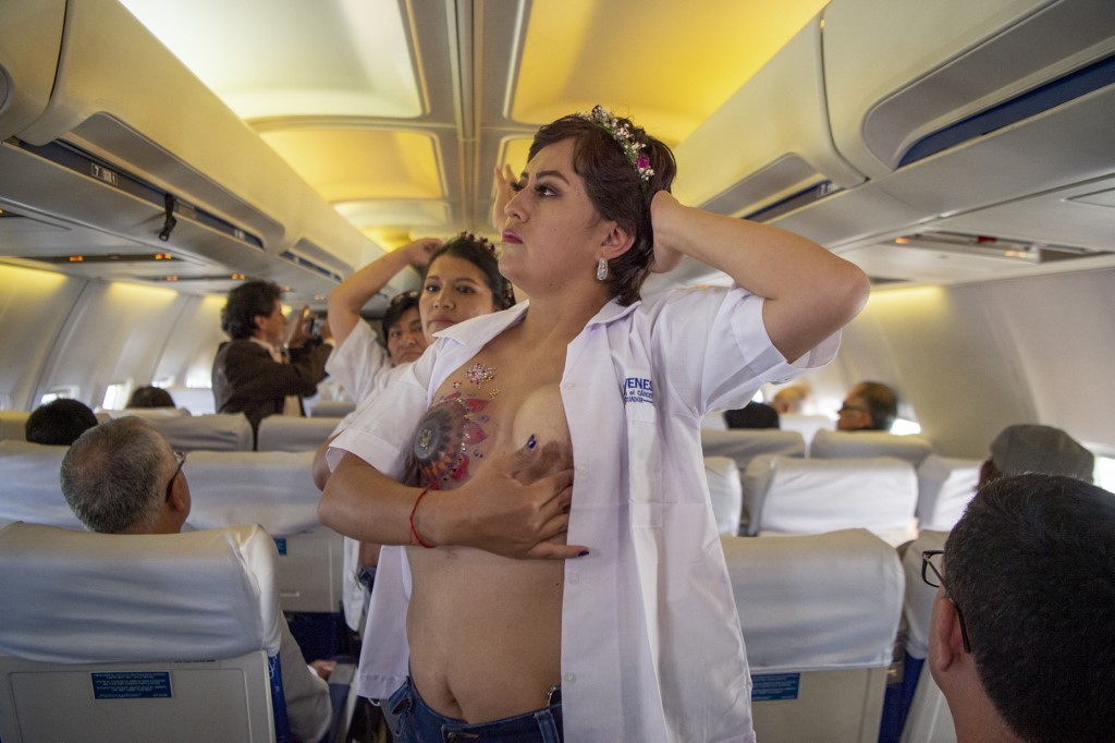 Les cicatrices du cancer exposées en plein vol au dessus de l'Equateur