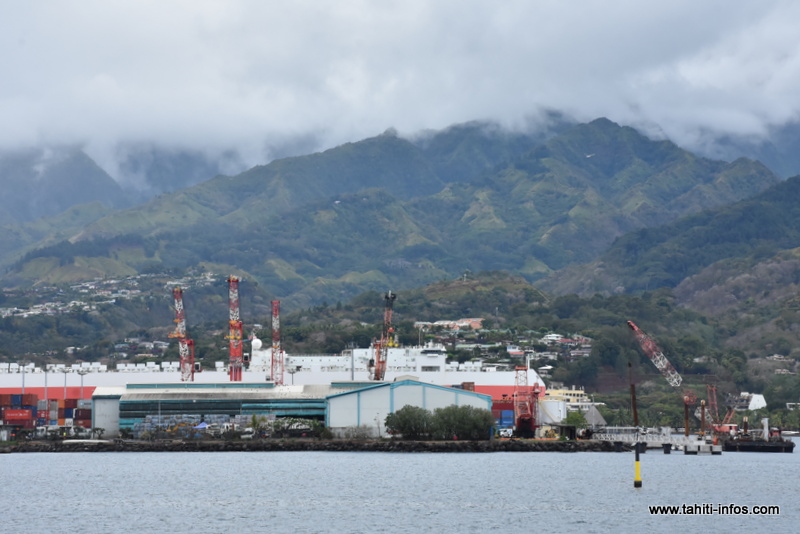 Le bail conclu entre le port autonome et de Fenua Ma pour le site du CRT de Motu Uta arrive à échéance fin 2021. A terme le port prévoit de récupérer ce foncier pour agrandir son terminal de commerce international. Pour l'instant, aucune solution de remplacement n'est trouvée par le syndicat mixte chargé du traitement des déchets.