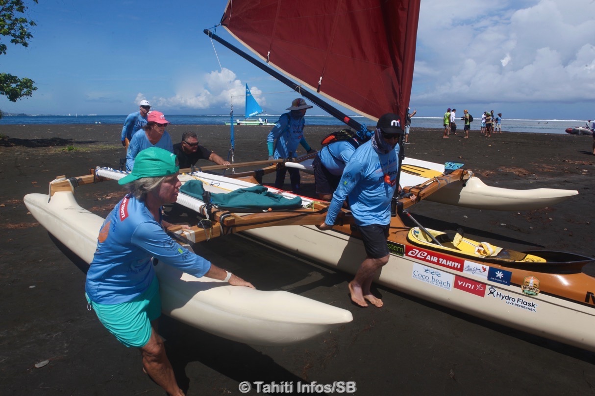 Un va'a à deux balanciers