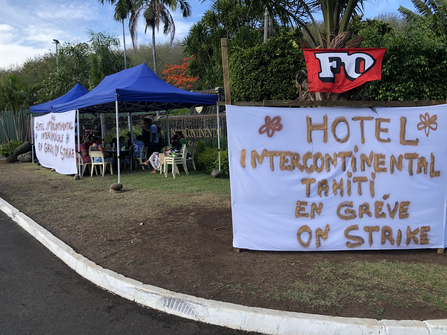 Au resort de Faa'a, une trentaine de salariés a décidé jeudi de débrayer, apportant ainsi leur soutien à leurs collègues de l'InterContinental Moorea, où un mouvement de grève a débuté depuis huit jours.