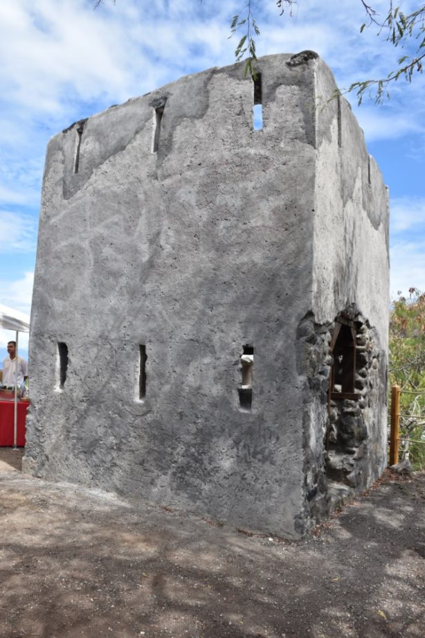 Ce petit fortin réhabilité a une structure quasi rectangulaire avec trois côtés rectilignes et un quatrième en arc de cercle pour une superficie de  16 m2.