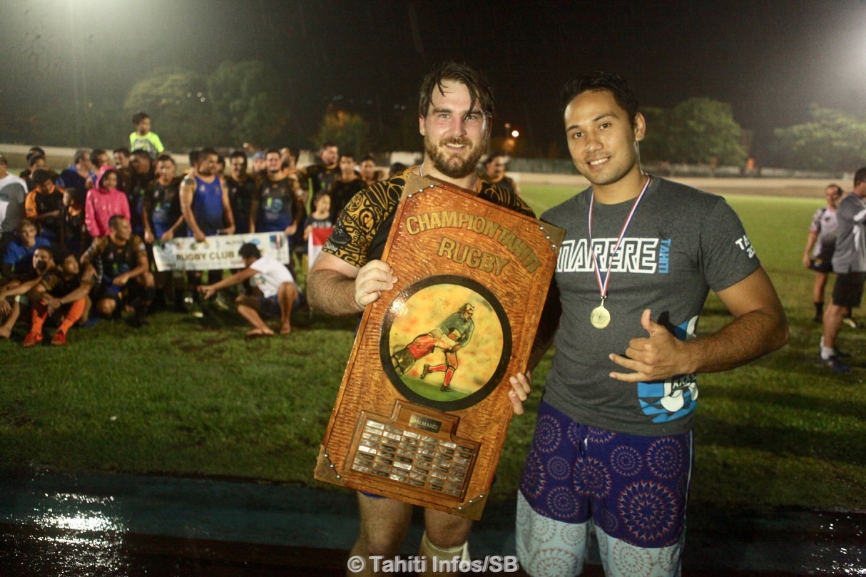 Le capitaine du RC Pirae Loris Peytavit a reçu le trophée