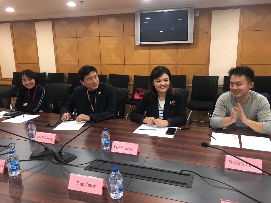 Yuwen Du, directrice du marketing pour le groupe SUMG, Yong Liang, vice-directeur en charge des relations externes du groupe SUMG, Yuanyuan  Liu, rédactrice en chef adjointe de The Paper et Lunyu Wang, grand reporter en charge du secteur Europe.