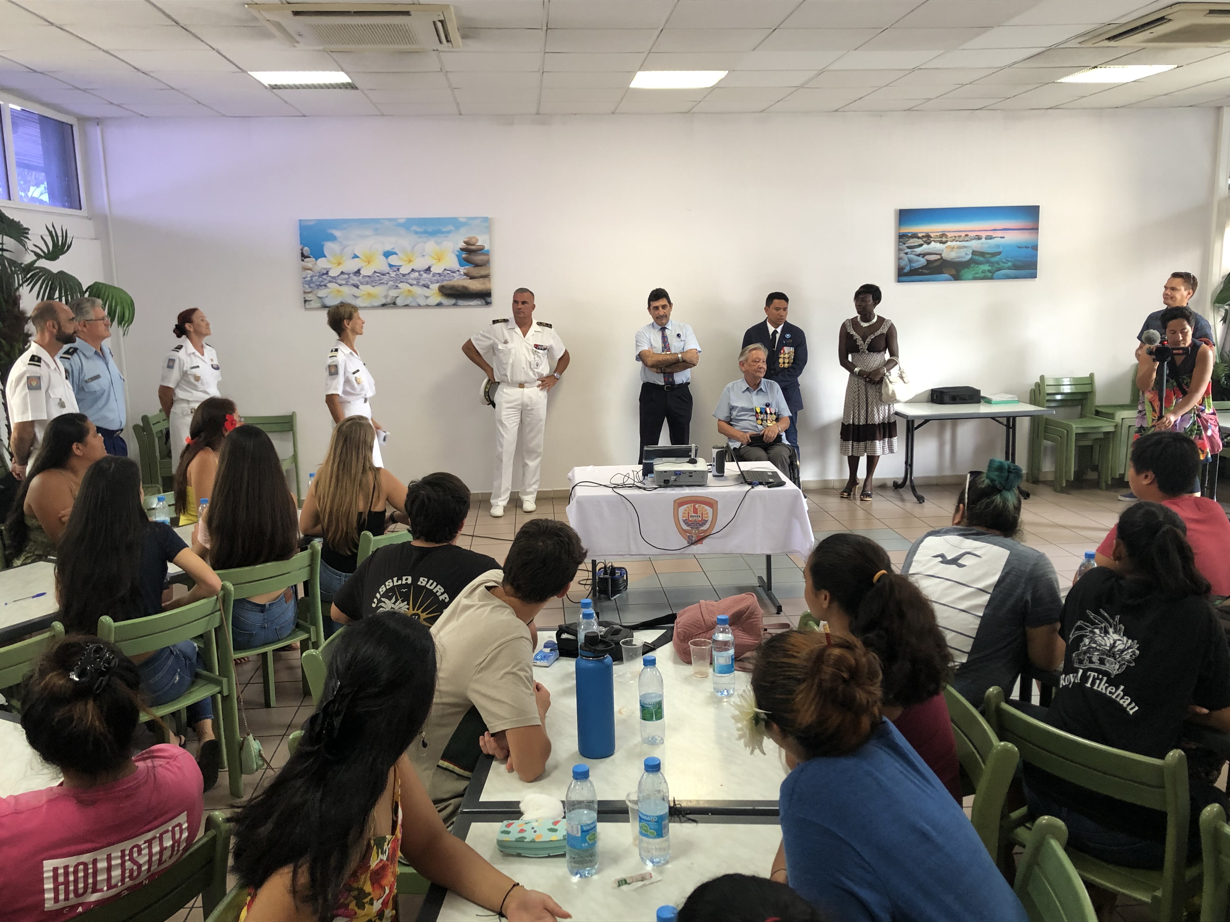 Pour sensibiliser le groupe d'adolescent à la thématique du handicap,  le caporal-chef Petero Teriitaumihau, notifié comme travailleur handicapé au sein de l'armée de terre, et Michel Gay, l'armée de l'air et qui est aujourd'hui le président de l'Association polynésienne des travailleurs handicapés (APTH).