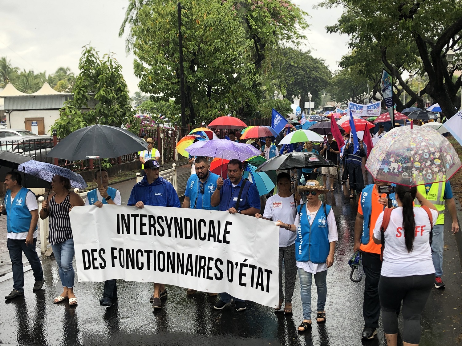 La pluie n'a pas découragé les grévistes qui ont marché jeudi de la place Vaiete vers le Haut-commissariat.