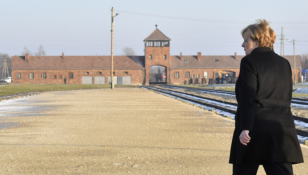 Merkel à Auschwitz: la mémoire des crimes nazis "inséparable" de l'identité allemande