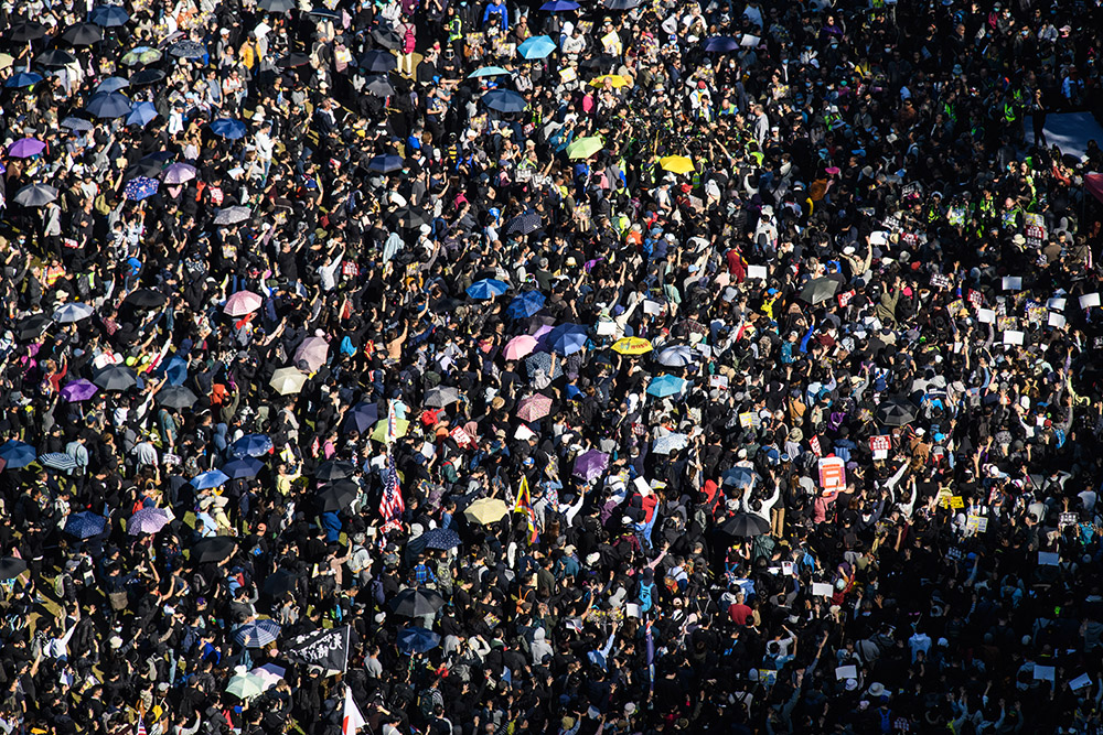 Immense foule à Hong Kong pour les six mois de la contestation