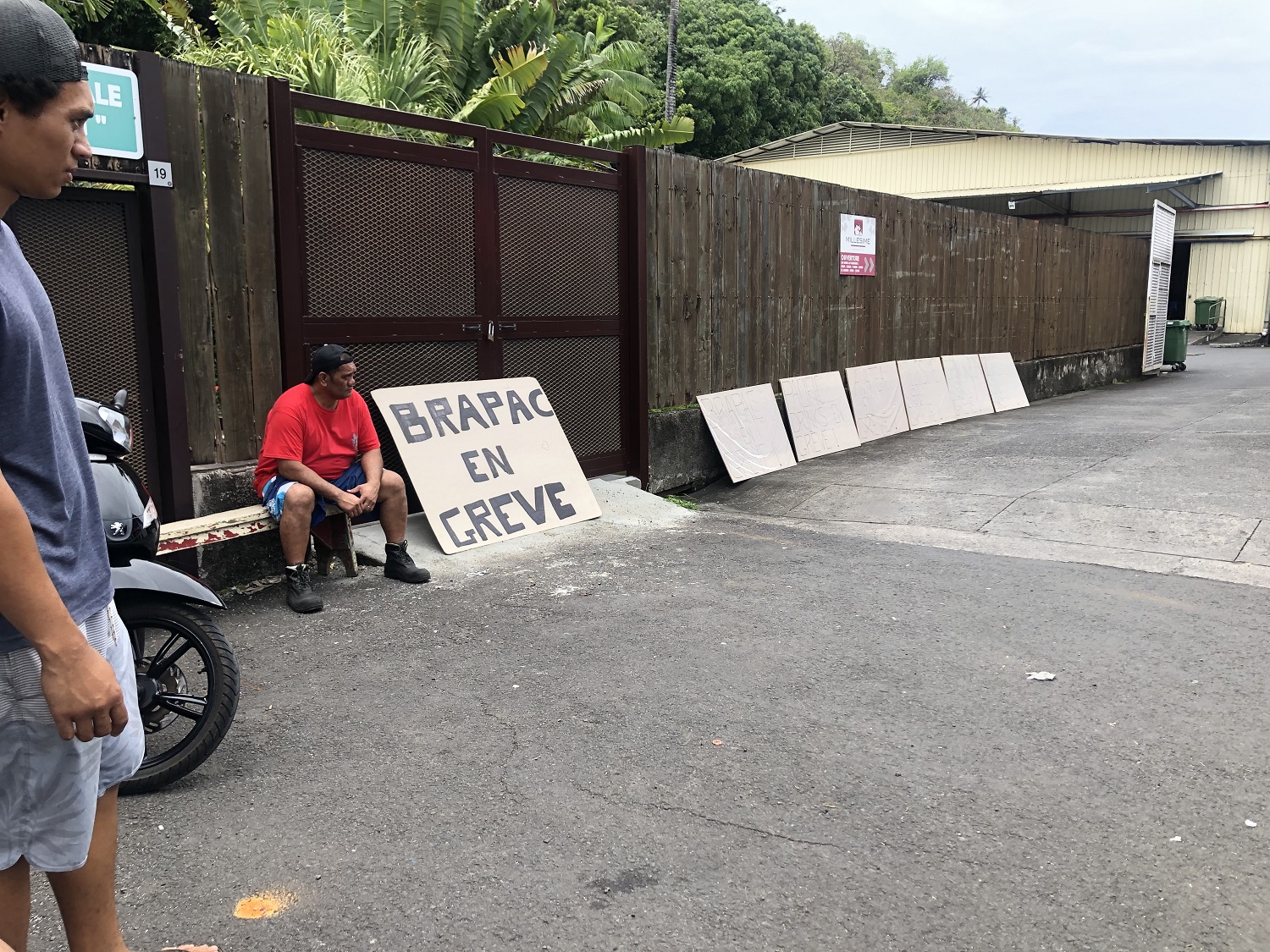 Selon la CSIP, sur les 54 salariés de la Brapac, 48  ont décidé de cesser le travail. Pour Pacific Drink, ce sont 10 salariés (sur les 16 que compte la société)  qui ont décidé de débrayer, de même pour tous les chauffeurs de la société Millésime.