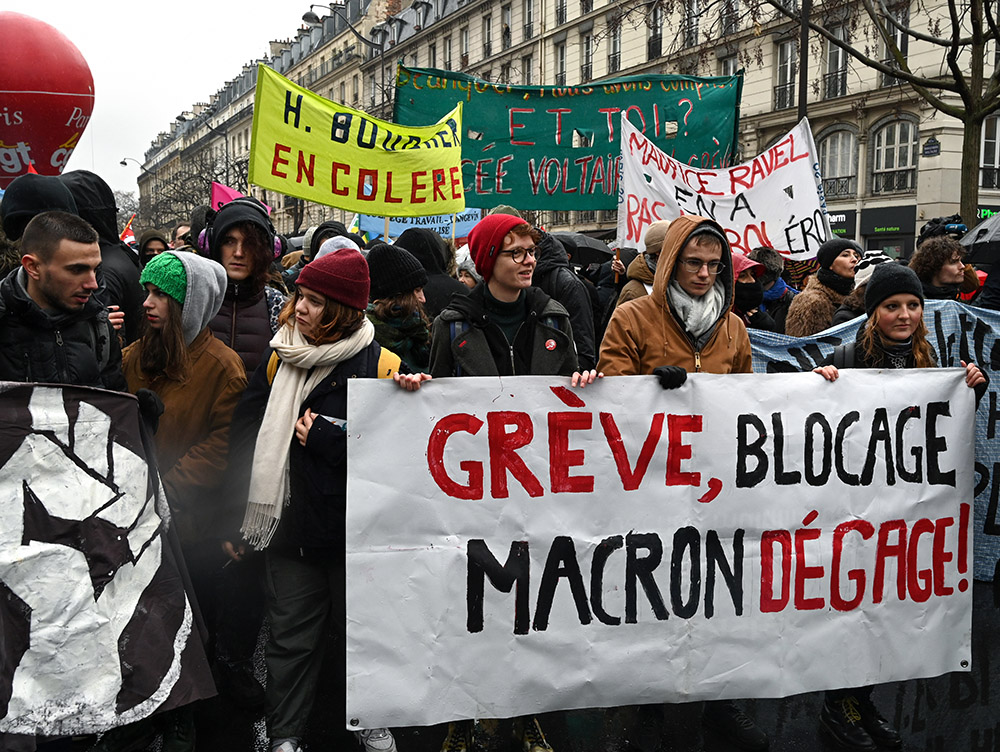 Retraites: le gouvernement veut "reprendre le dialogue", la grève bien installée dans les transports