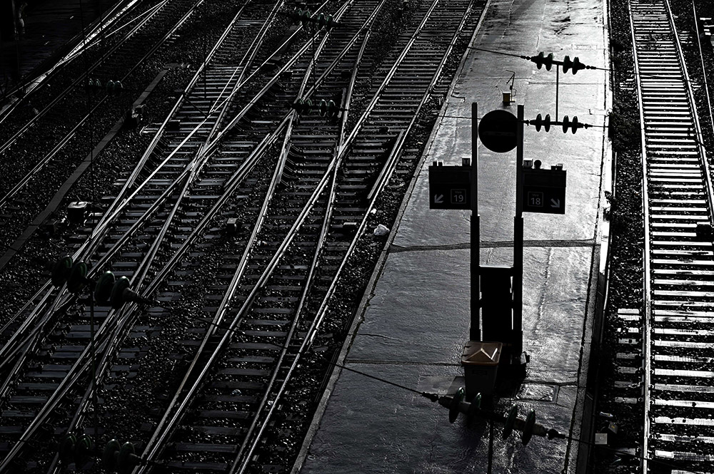 Retraites: 9e jour de grève, Macron défend une réforme "historique"