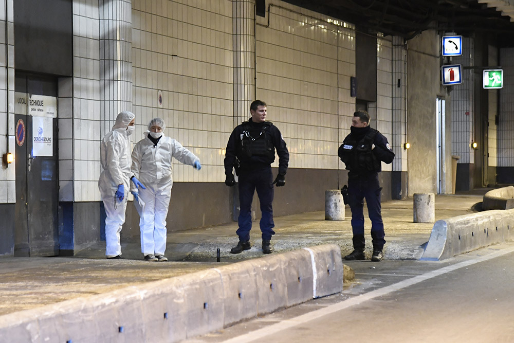 Des policiers tuent un homme qui les menaçait avec une arme blanche à la Défense