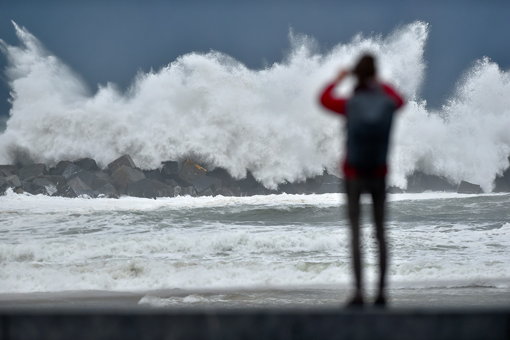 Vents violents sur le Sud-Ouest: au moins 220.000 foyers sans électricité