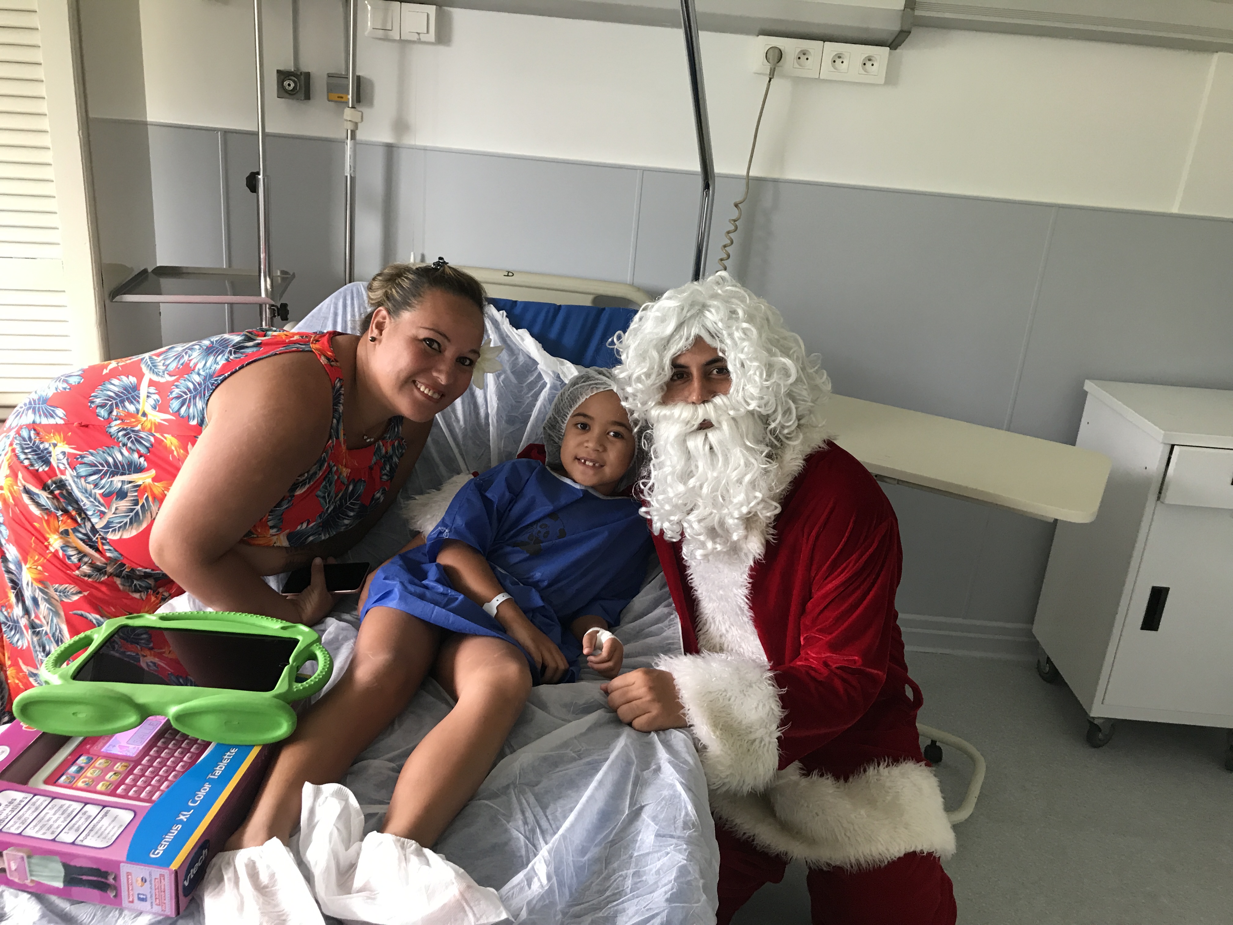 Visite surprise du Père Noël à Paofai