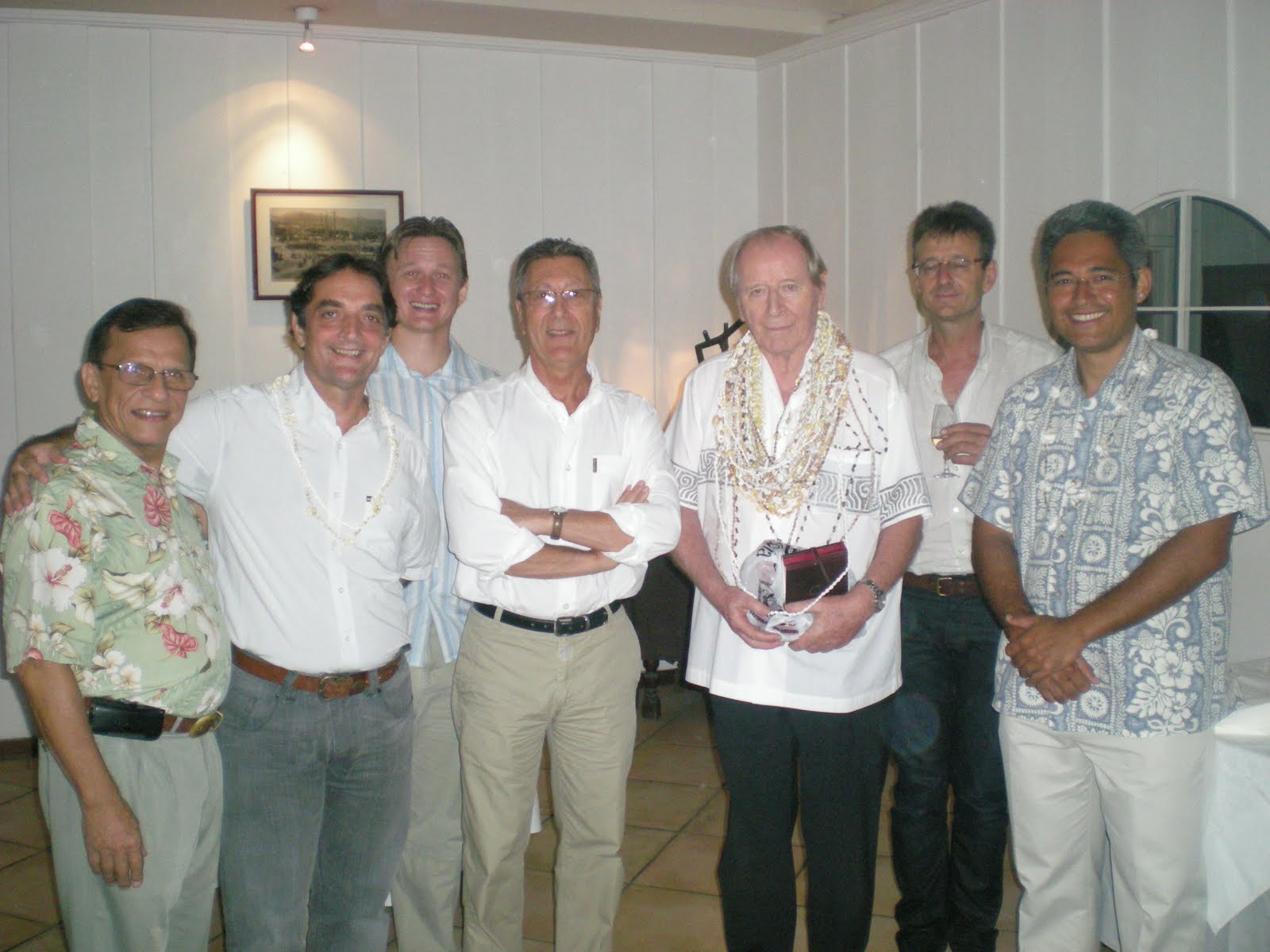 Jean Pérès (cinquième en partant de la gauche) en 2010 lors d'un cocktail de l'association des juristes de Polynésie.