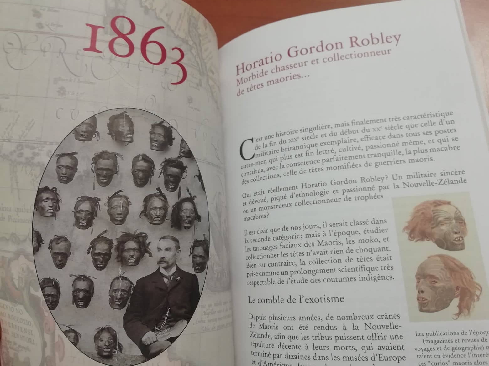 Horario Gordon Robley posant devant sa macabre collection de têtes maories.