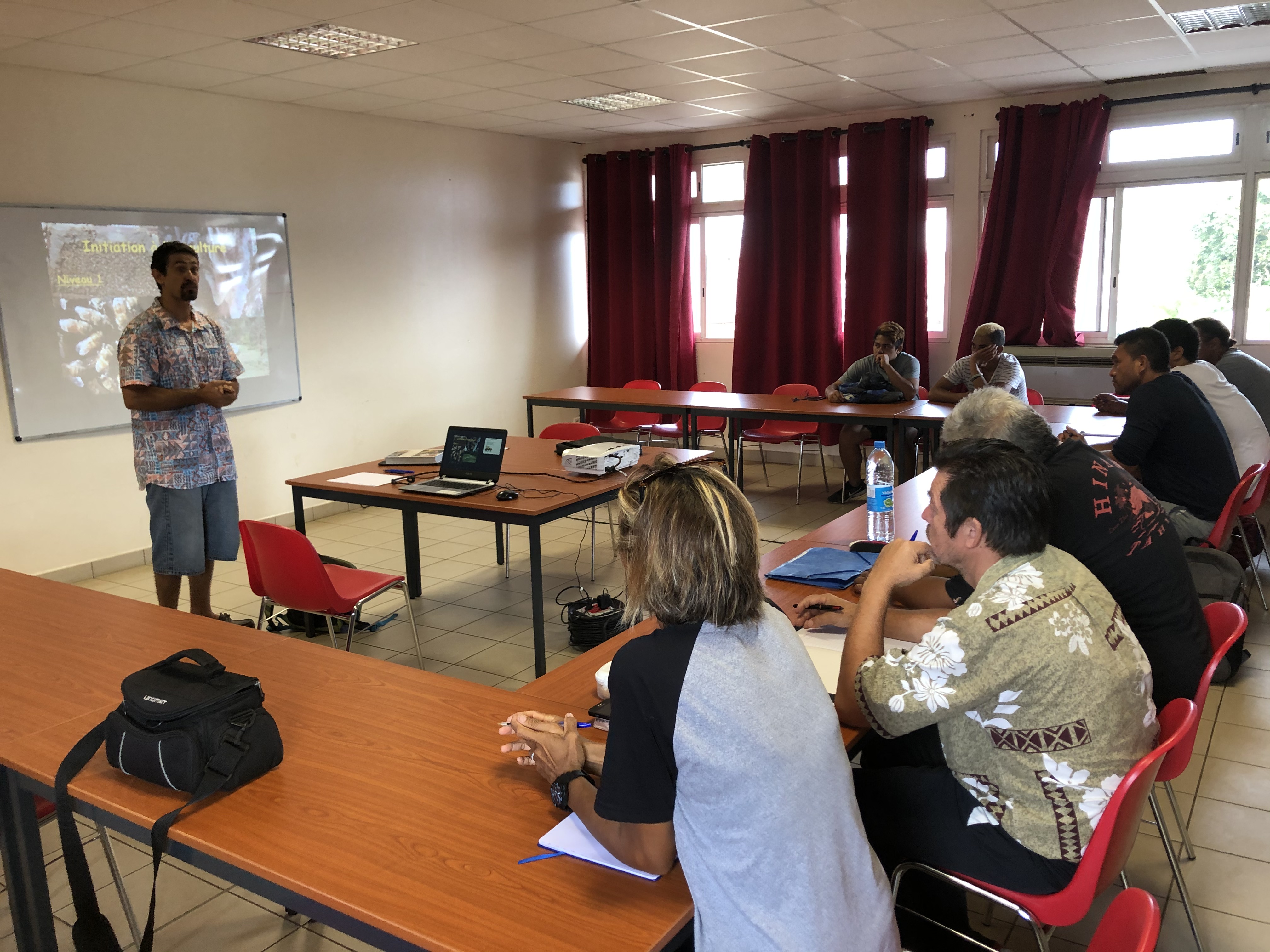 Au terme de cette formation, les dix stagiaires recevront vendredi une d'une attestation de formation ainsi qu'une ruchette 5 cadres, avec sa colonie d'abeilles et une jeune reine fécondée.