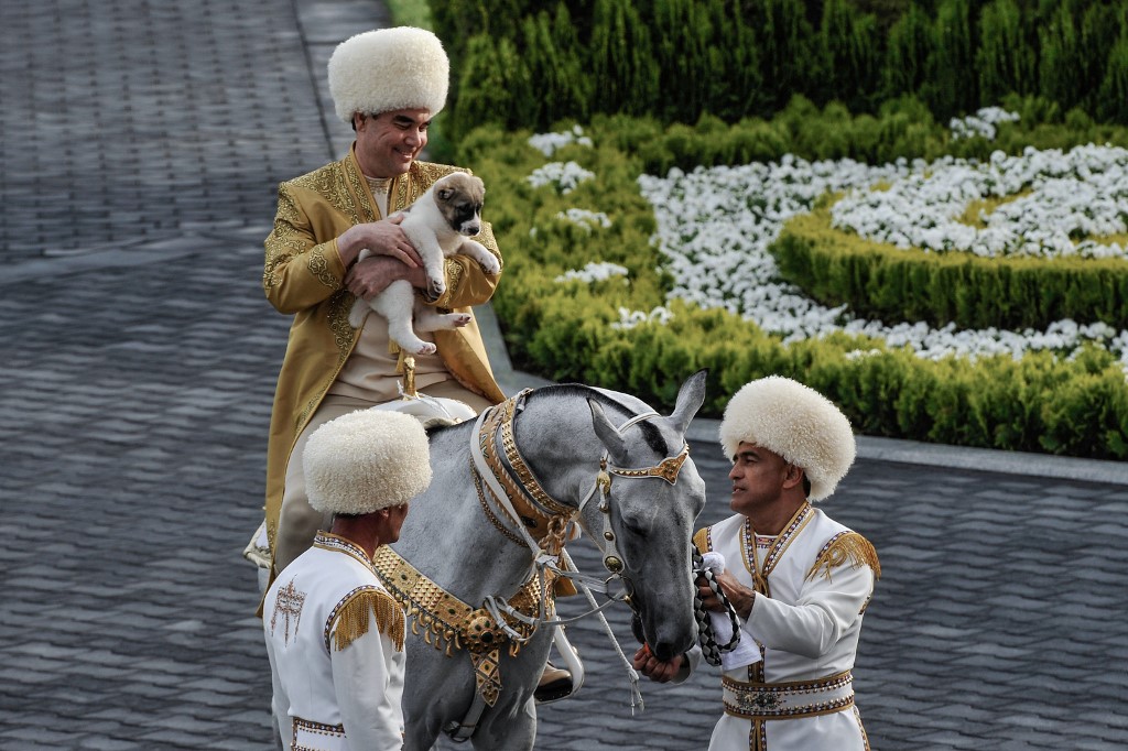 A cheval, au bowling, à la guitare: un jour dans la vie du président turkmène