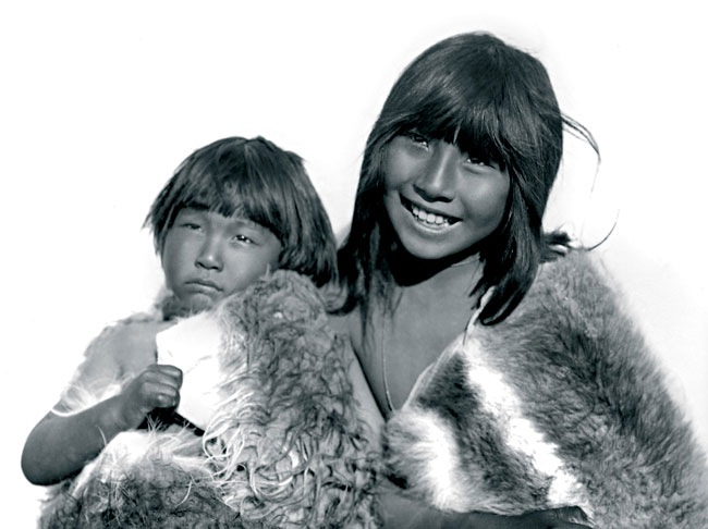 ces deux enfants Selk’Nam sourient devant l’objectif ; ils sont jeunes, beaux, insouciants et ils pensent avoir la vie devant eux. Ils seront exterminés avec tout leur peuple par les colons qui les chasseront au fusil comme du bétail (photo extraite du livre Genocidio selknam).