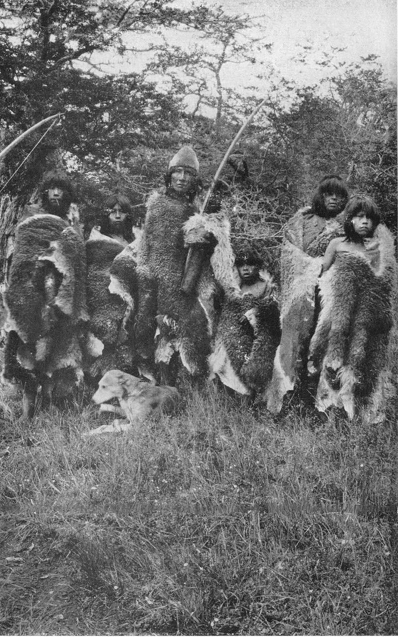 Photographiés en 1916, les derniers Onas, appelés aussi Selk’Nam, ont été massacrés impitoyablement par les éleveurs de moutons.