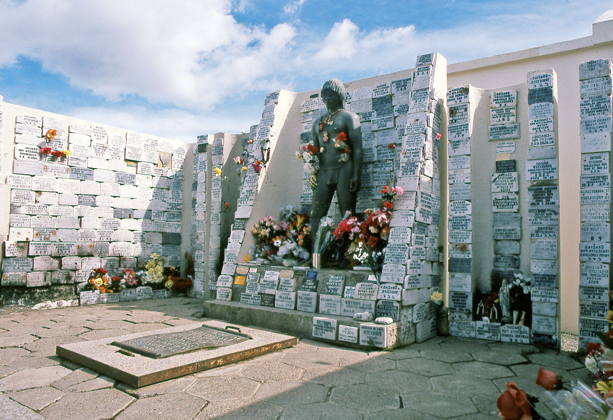 La stèle dédiée aux derniers Indiens Selk’Nam (appelés aussi Onas), victimes de la colonisation. Au départ, il ne s’agissait que d’un simple monument ; c’est devenu aujourd’hui le symbole d’une région et de son petit peuple qui vient s’y recueillir.