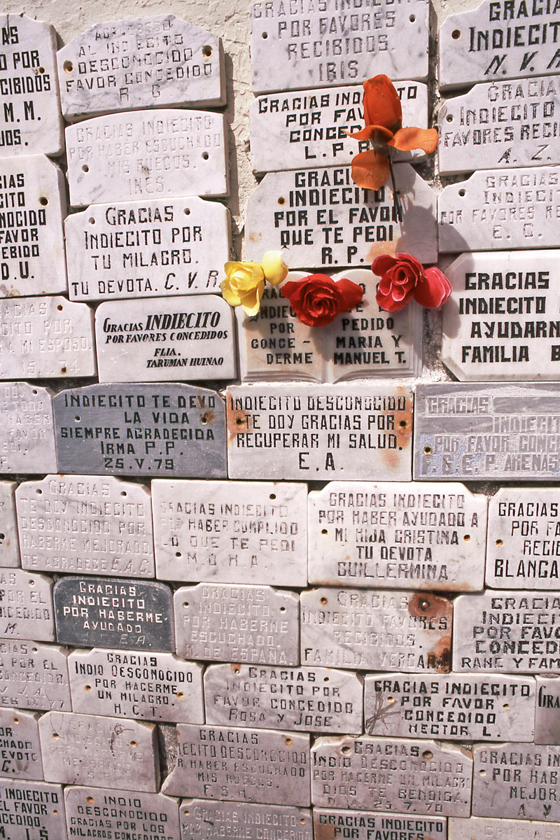 Gros plan sur les ex-voto qui ornent les abords de la tombe des derniers Indiens Selk’Nam. Tous les voeux du petit peuple y passent, avec les remerciements d’usage…