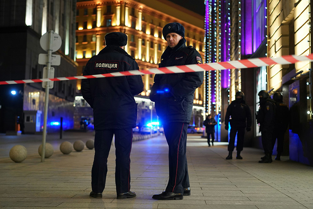 Fusillade à Moscou: les autorités muettes, des médias identifient le suspect