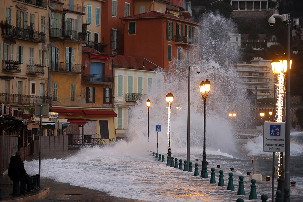Après la tempête Fabien, des milliers de foyers sans électricité, la Corse isolée