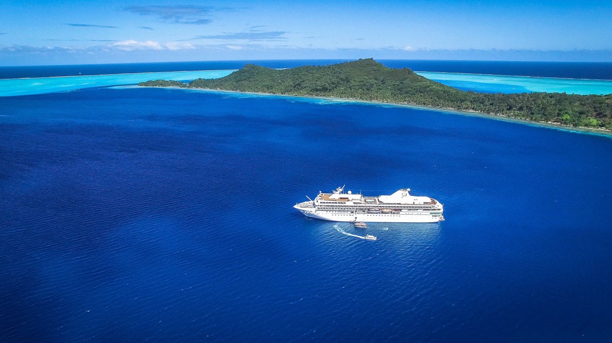 Le Paul Gauguin à Bora Bora (crédit photo : Sebu International)