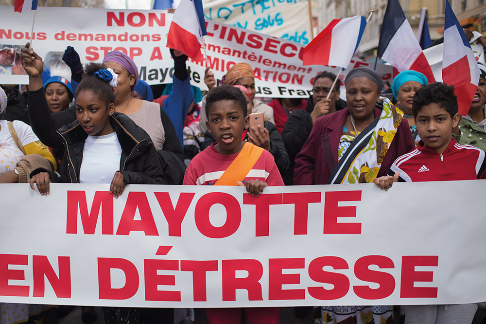Violences à Mayotte: "On ne va pas supporter ça longtemps" dit le préfet