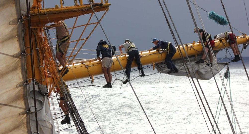 L'équipage du trois-mâts est composé d'une centaine de cadets de la marine russe engagés dans un tour du monde (crédit Stéphane Sayeb - Mairie de Papeete)