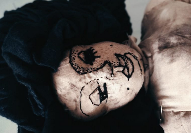 Hina ‘ere ‘ere manu a été conçue à partir de tissu et de fibres de bananier. Son enveloppe est faite de soie.