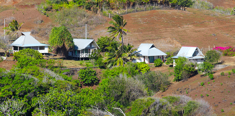 Une vue de quatre des cinq bungalows de la pension de Maurice et de Delphine, sur un éperon rocheux dominant le village de Okatu. Grand air et vue assurés.