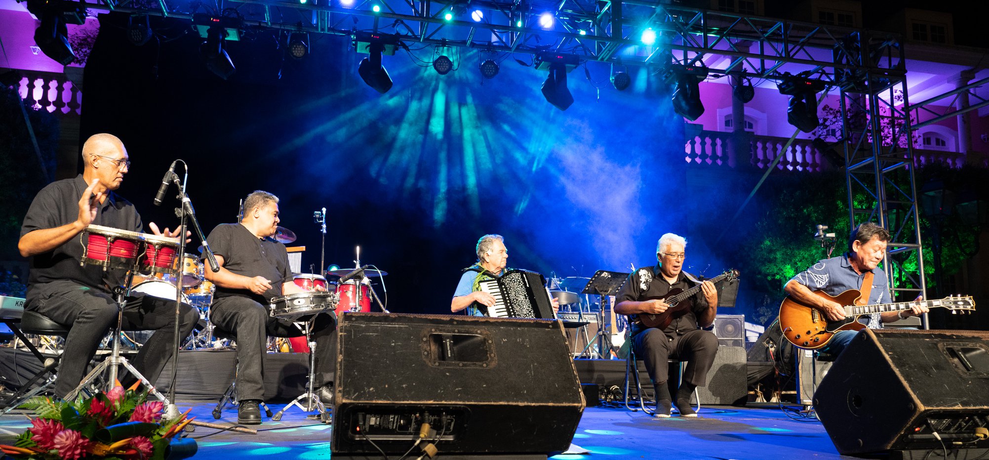 Patron de l’entreprise Pugibet, Hubert Pugibet était également un passionné d’accordéon et une figure du monde de la musique localement. Ici, au centre, aux côtés des musiciens de l'orchestre constitué pour le Bal du Tiurai, à Papeete en juillet dernier. (Photo : Tahiti Music Prod).