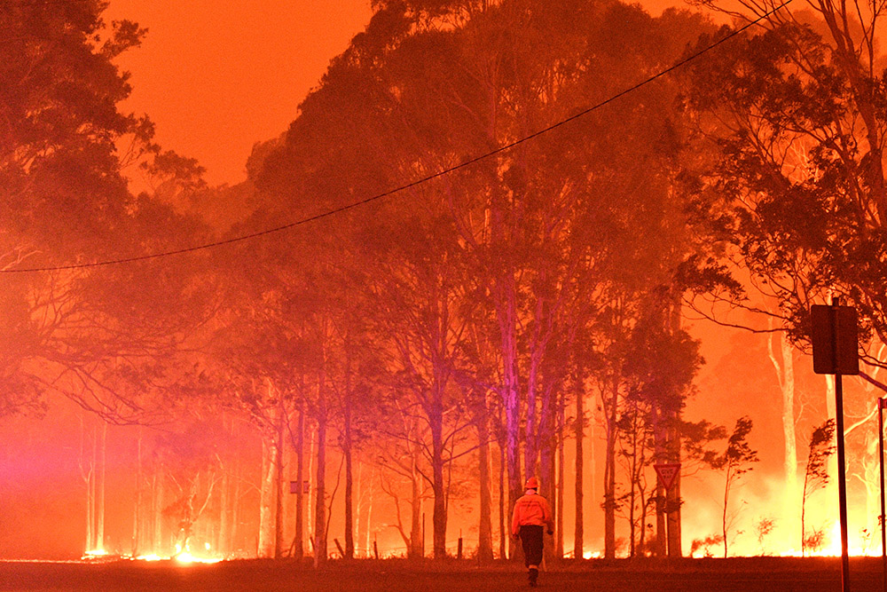 Australie: un pompier meurt en combattant un incendie