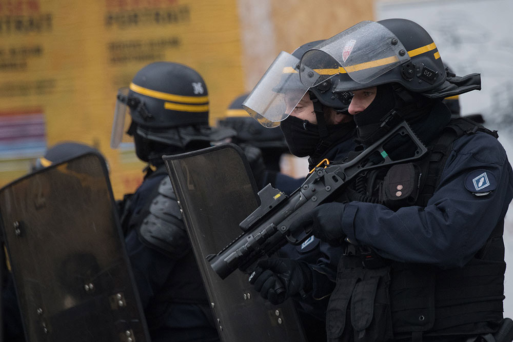 Face aux nouvelles accusations de violences policières, l'exécutif infléchit son discours