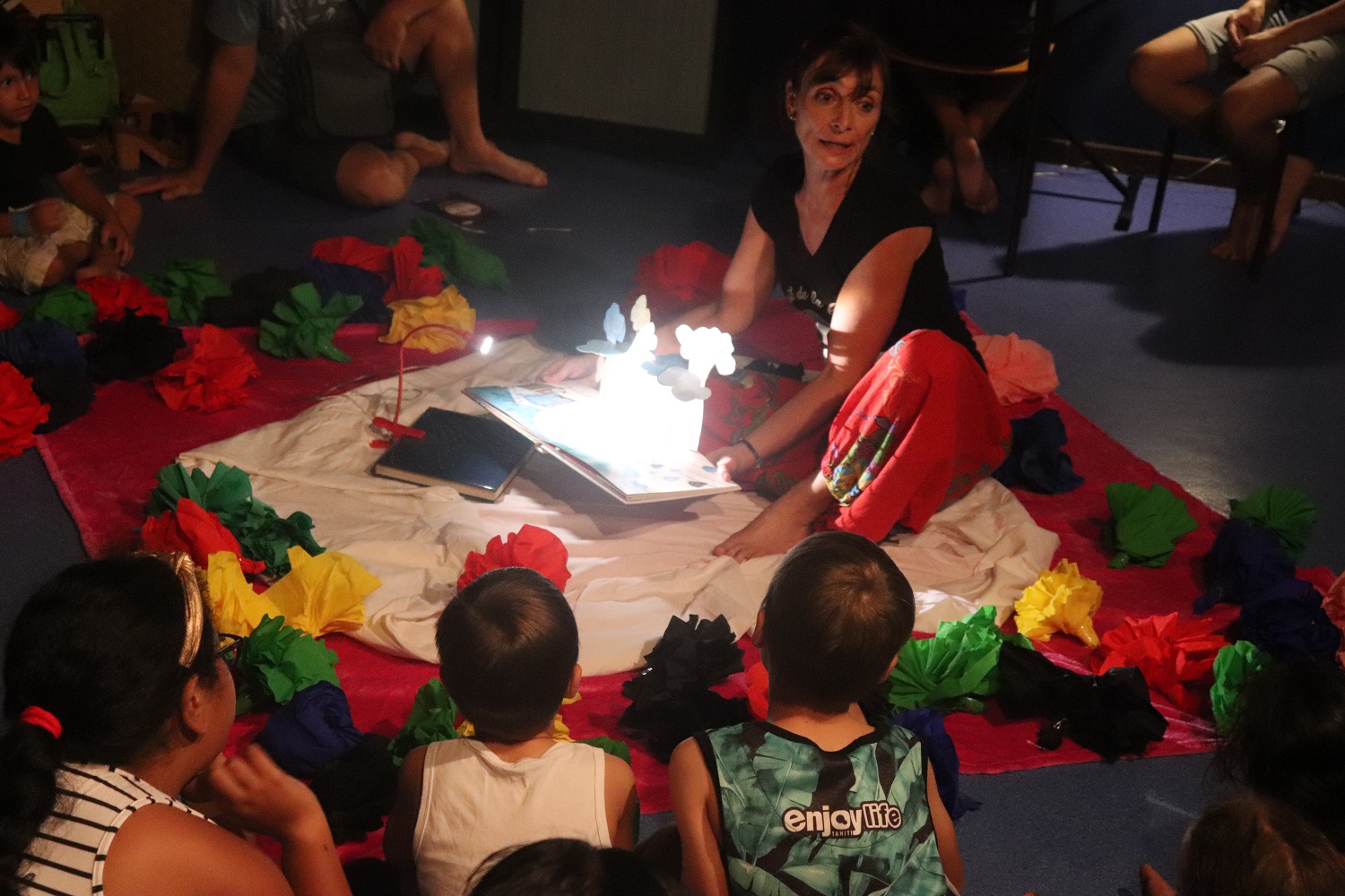 Un conte moderne japonais sera raconté et signé, une démonstration de cuisine chinoise, de l’origami, des jeux autour des livres, des activités manuelles et artistiques à partir d’albums sont également annoncés.